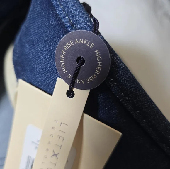 NYDJ Marilyn Straight 28W Hollywood Rendezvous Lift Tuck NWT - Picture 8 of 8